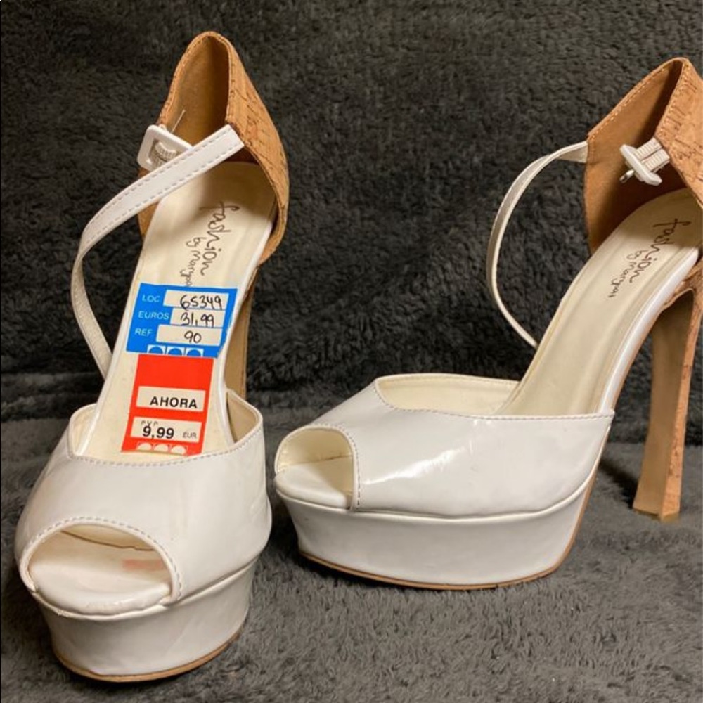 Spanish 🇪🇸 White Pumps
